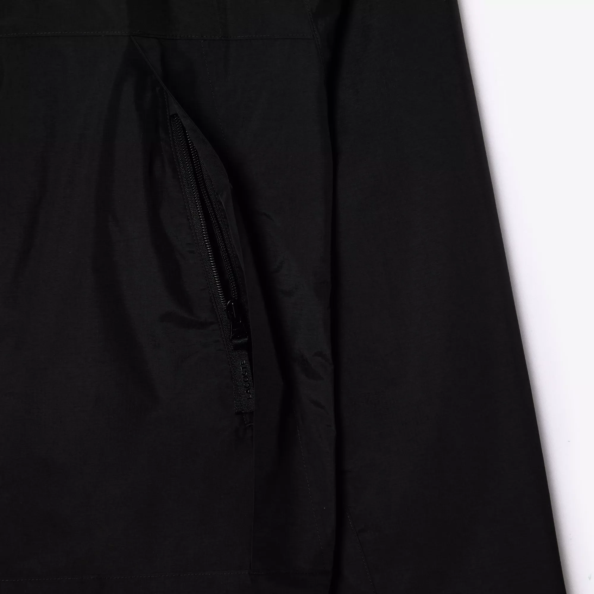 VESTE À CAPUCHE LÉGÈRE ET IMPERMÉABLE
